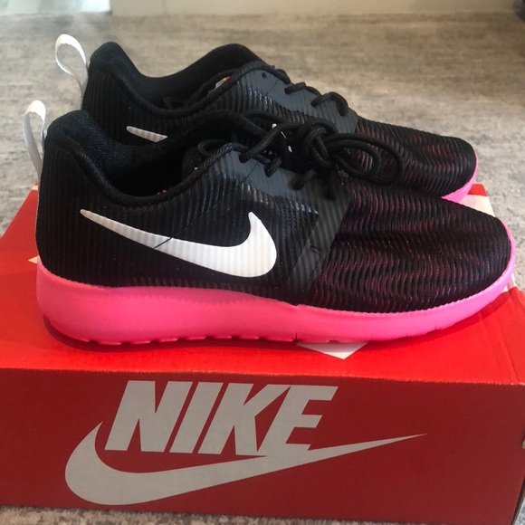 Nike Other - New girls Nike roshe one flight weight shoes